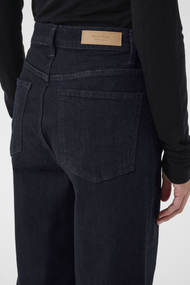 Jean Simona: jean à jambe droite, taille mi-haute, coupe légèrement ample, idéal pour un look décontracté.