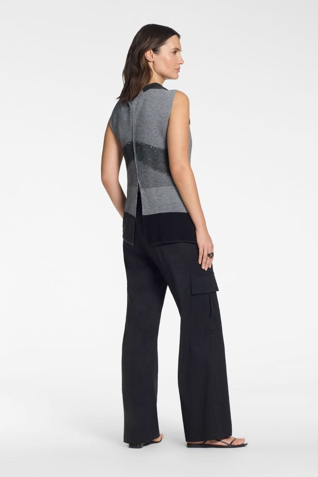 Camisole en maille graphique sans manches avec design asymétrique et motif contrasté pour un look moderne et confort toute la journée.