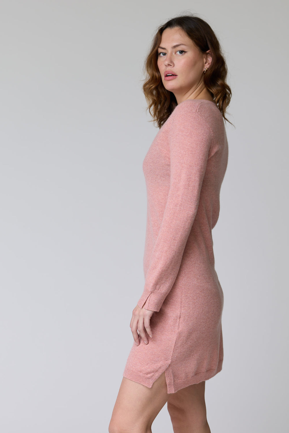 Robe Bonnie en tricot à col en V rose, manches longues, coupe droite féminine et élégante, vue de profil, porter avec bottes ou plats.