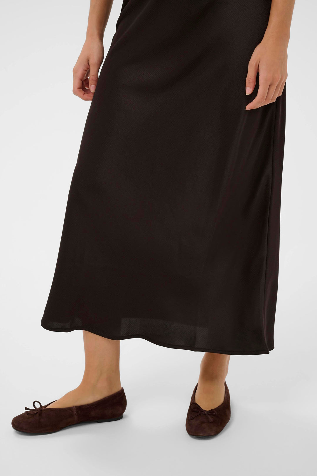 Front view of a long, beige, textured-knit Kaffe skirt for women - Valérie Simon