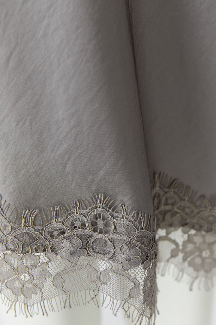 Jupe midi satinée noire à dentelle vue de face pour femme Oui