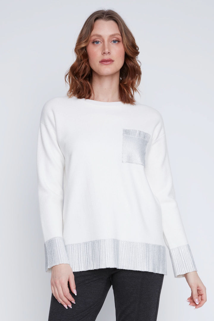 Chandail blanc à manches longues avec détails métallisés sur poche et poignets, parfait pour un look chic et décontracté.