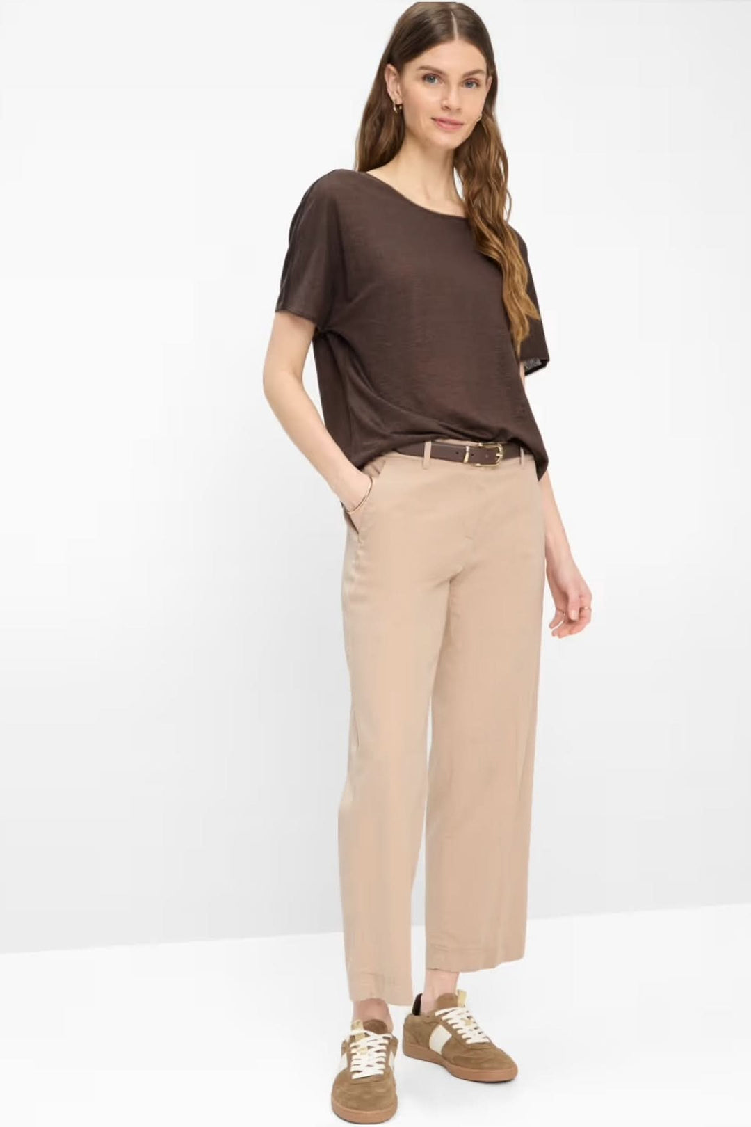 Femme portant un Pantalon MAIN S, coupe droite, tissu léger, idéal pour style décontracté ou habillé, confortable au quotidien.