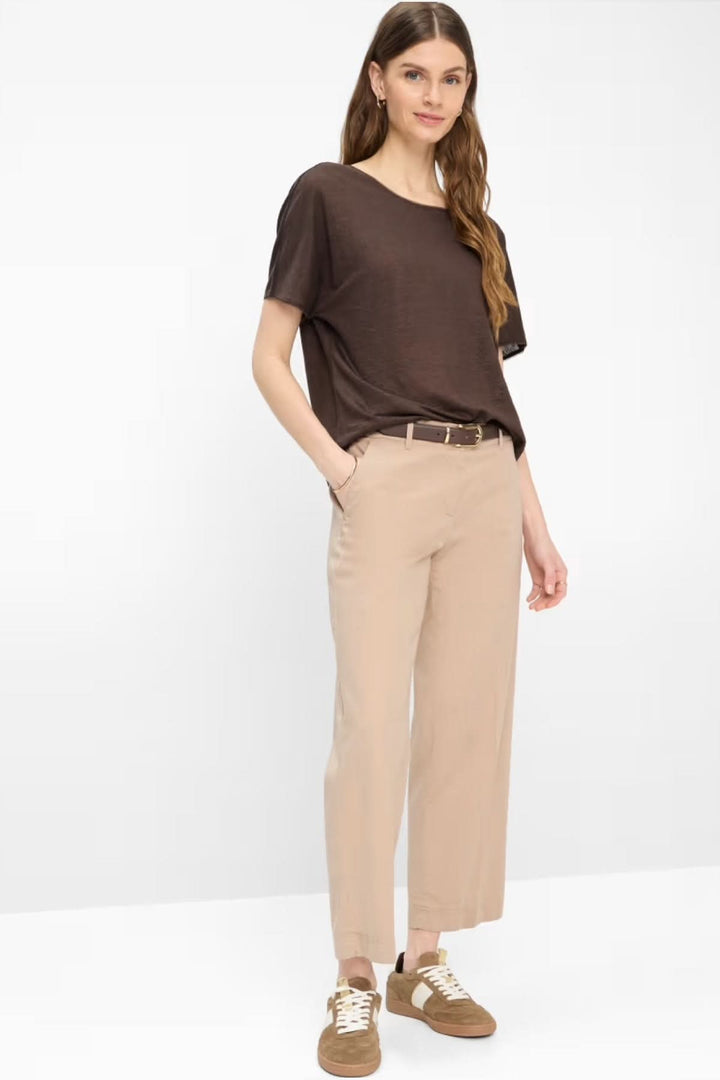 Femme portant un Pantalon MAIN S, coupe droite, tissu léger, idéal pour style décontracté ou habillé, confortable au quotidien.