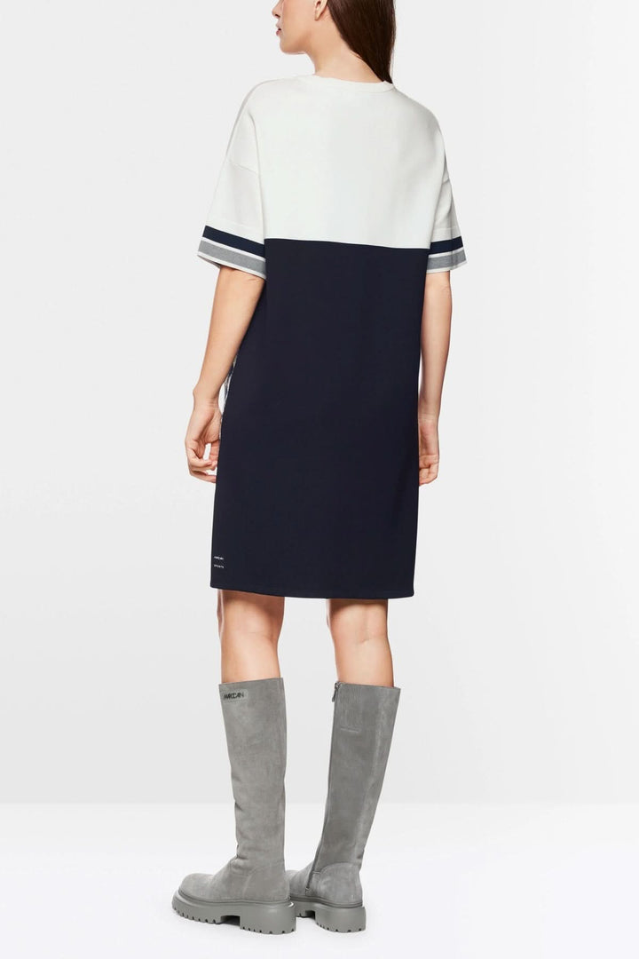 Robe imprimée à manches courtes, style contemporain, avec motifs à deux tons et bottes grises.