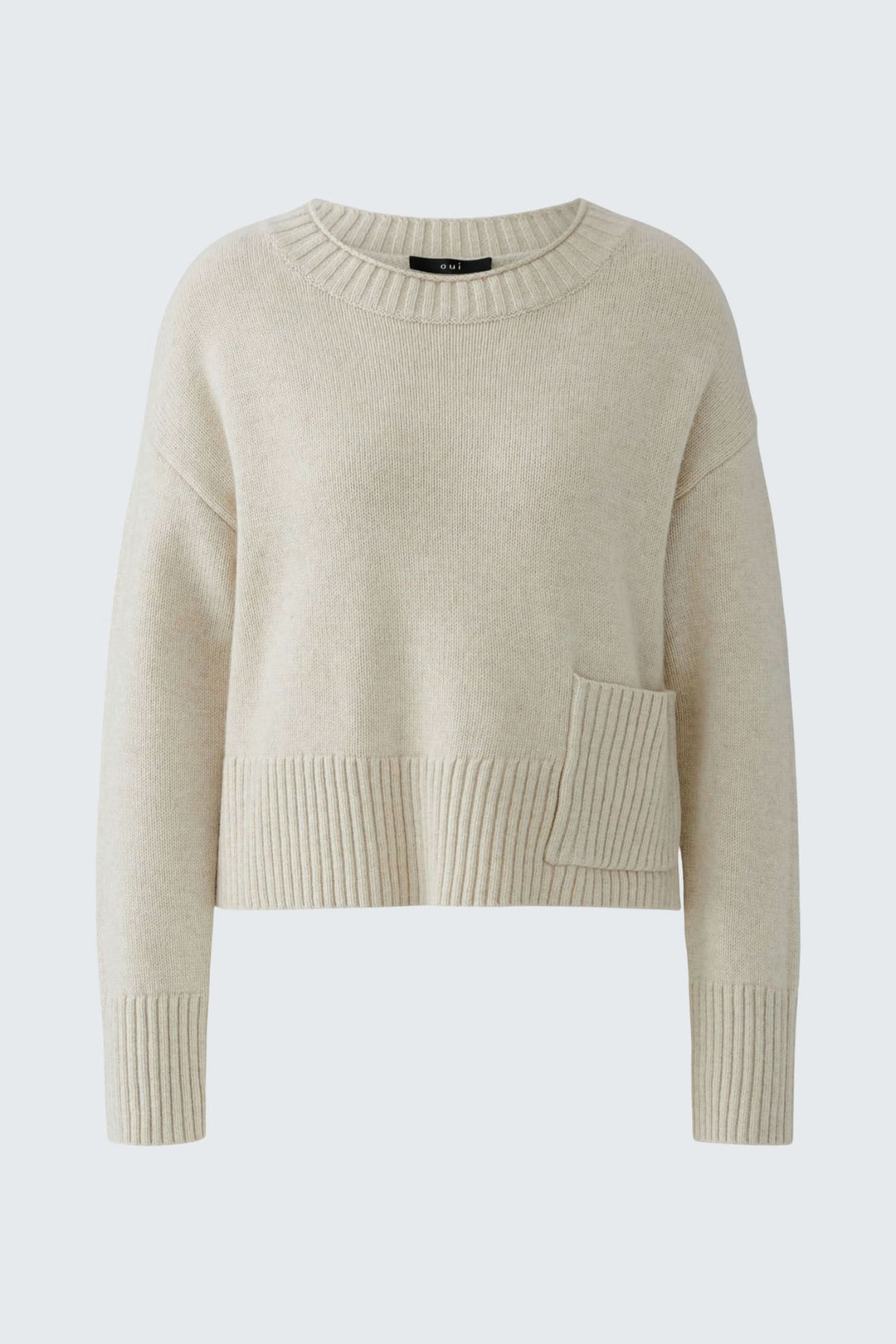Chandail beige en maille fine avec poche plaquée, coupe droite et finitions côtelées, parfait pour le quotidien.