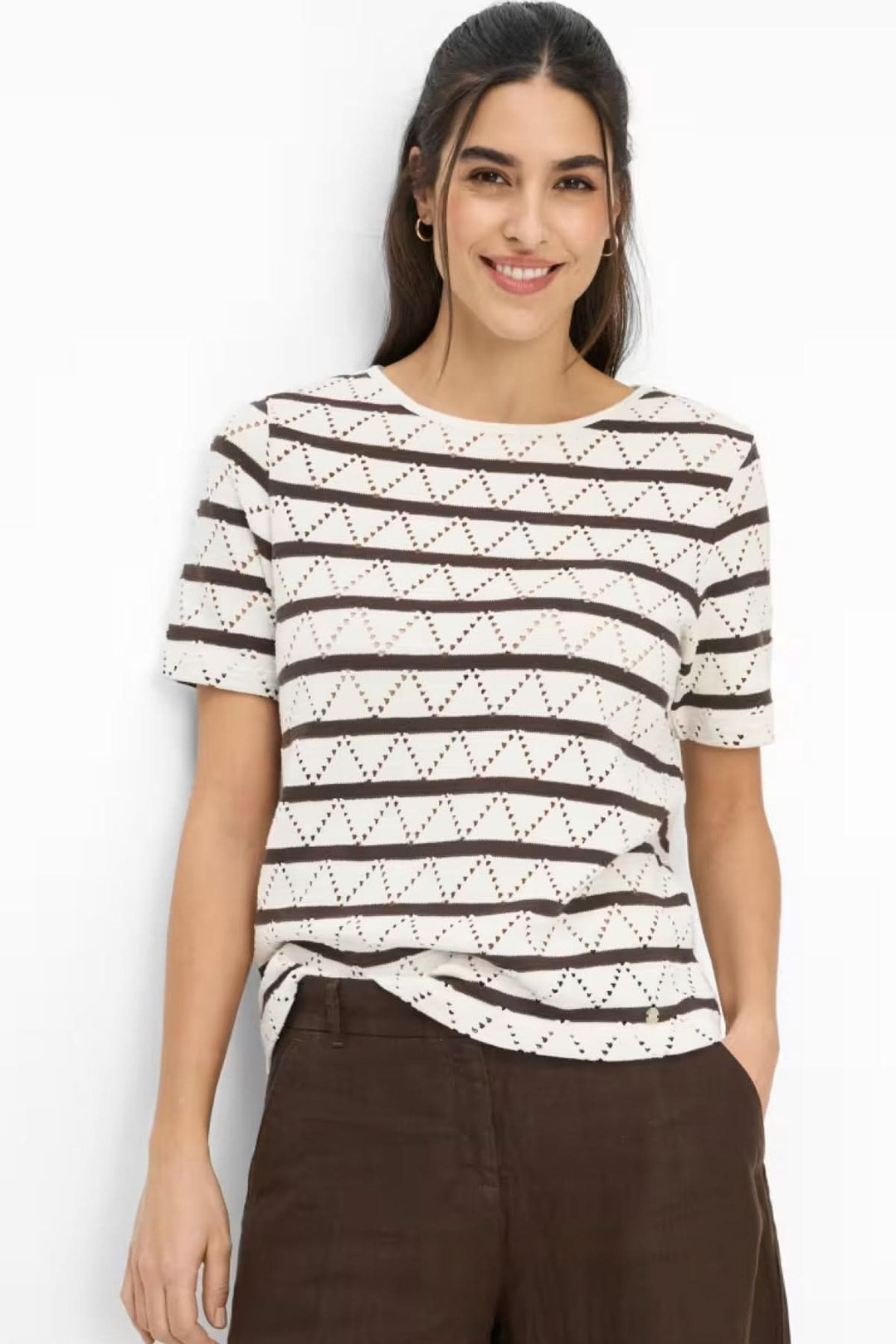 Femme portant un Chandail Ciras à manches courtes avec motif graphique et coupe fluide pour un look polyvalent.