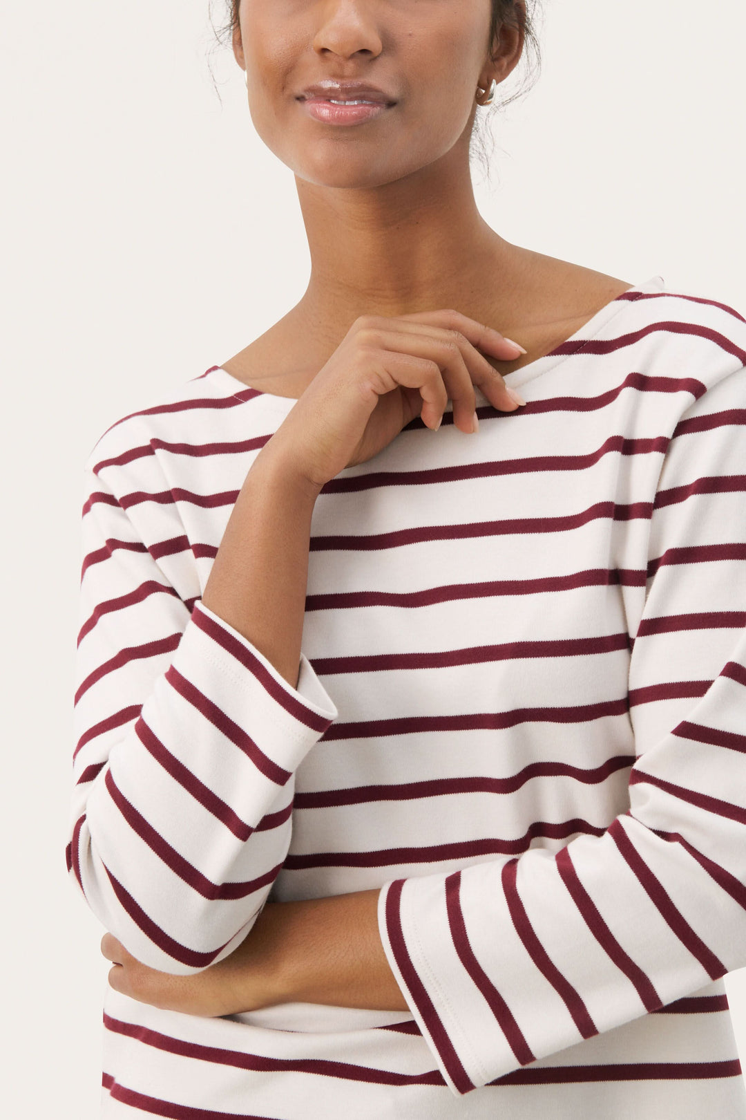 Chandail Nela à rayures horizontales, col bateau et manches longues, parfait pour un style casual chic.