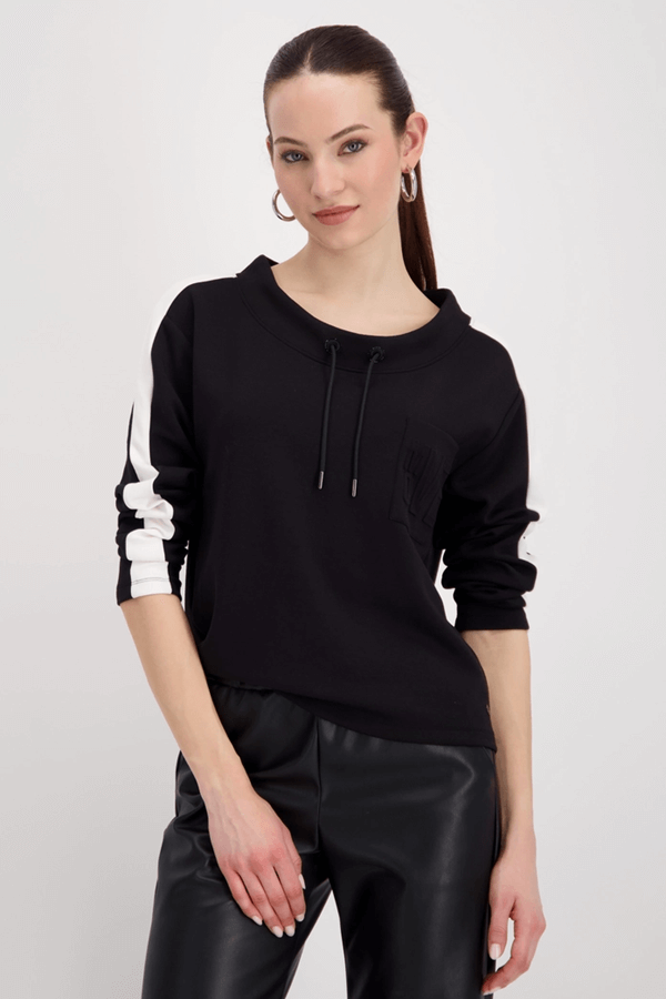 Femme portant un chandail à rayures avec bandes contrastantes, col rond à cordons ajustables, pour un look sport-chic moderne.
