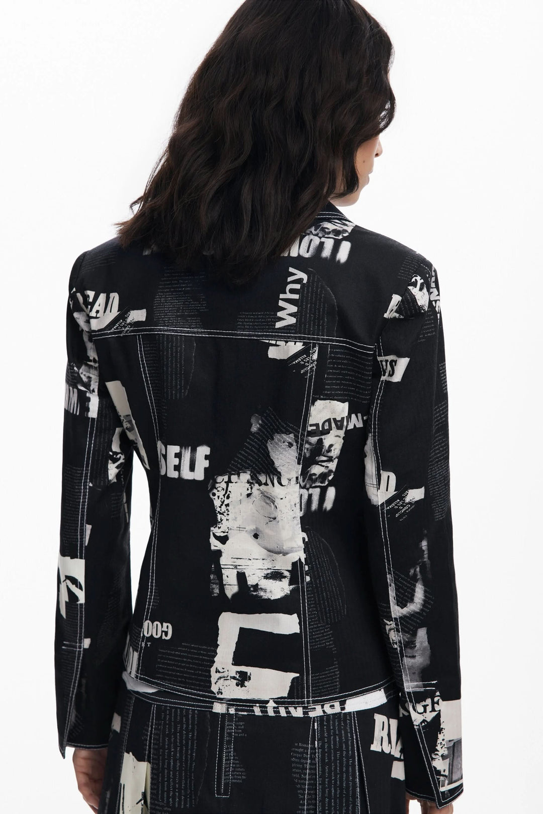 Veste style motard à imprimé typographique en noir et blanc, vue arrière, avec coupe structurée.