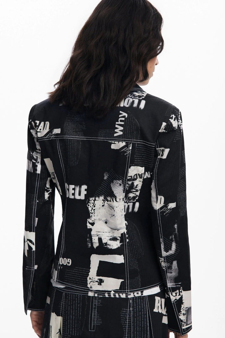 Veste style motard à imprimé typographique en noir et blanc, vue arrière, avec coupe structurée.