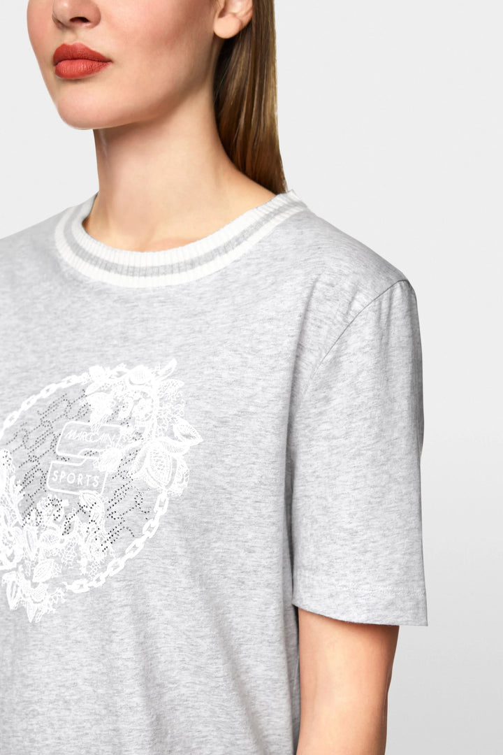 T-shirt gris avec broderie en dentelle florale et encolure côtelée rayée, style décontracté et féminin.