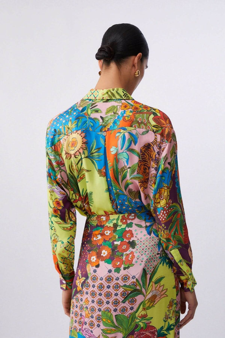 Femme portant une chemise imprimée fluide avec un design artistique et coloré, vue de dos. Style élégant et confortable pour tous les jours.