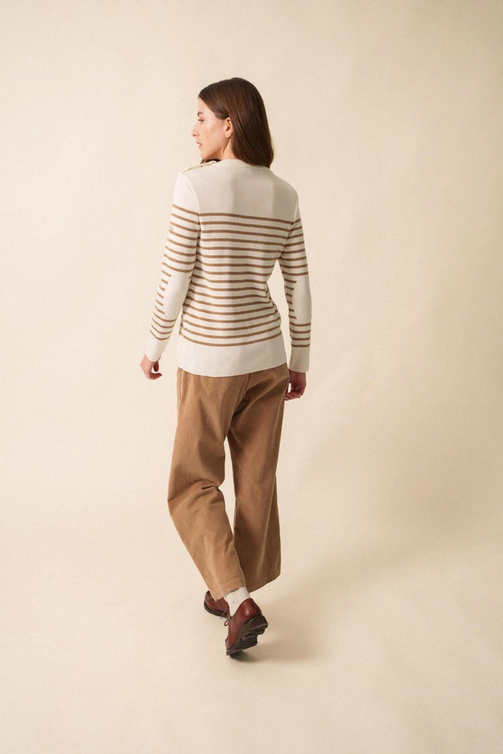 Chandail Bregancon R à rayures, porté avec un pantalon beige, vue arrière sur un fond neutre.