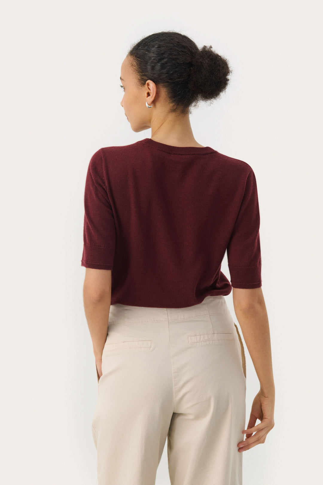 Chandail Natanya en tricot à manches courtes, vue de dos, couleur bordeaux, style classique et élégant.