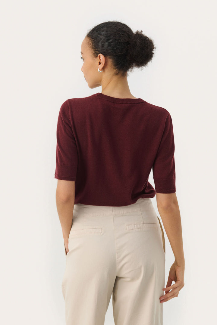 Chandail Natanya en tricot à manches courtes, vue de dos, couleur bordeaux, style classique et élégant.