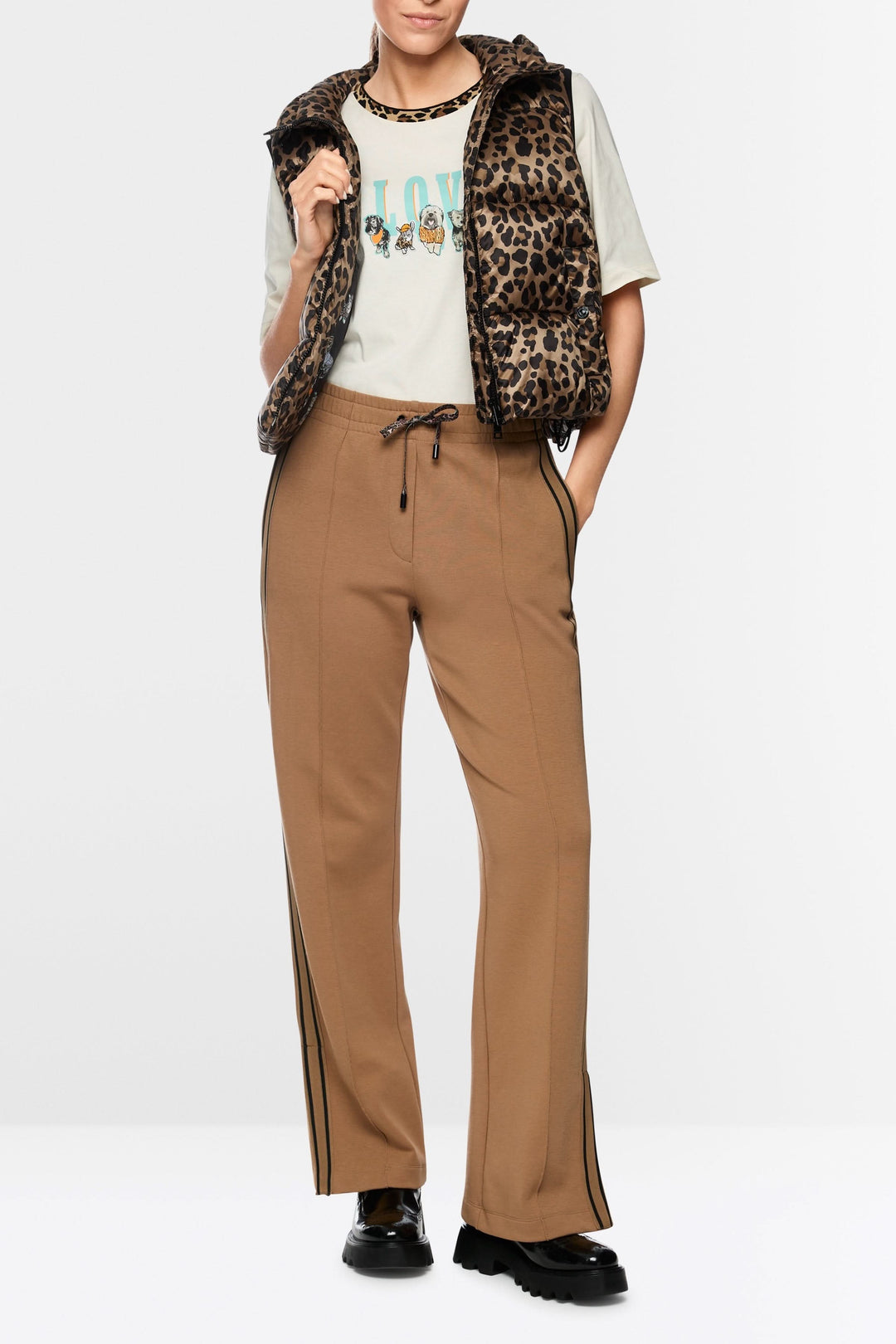 Pantalon décontracté à bandes contrastantes, coupe droite, avec tissu extensible, idéal pour un style casual chic et moderne.