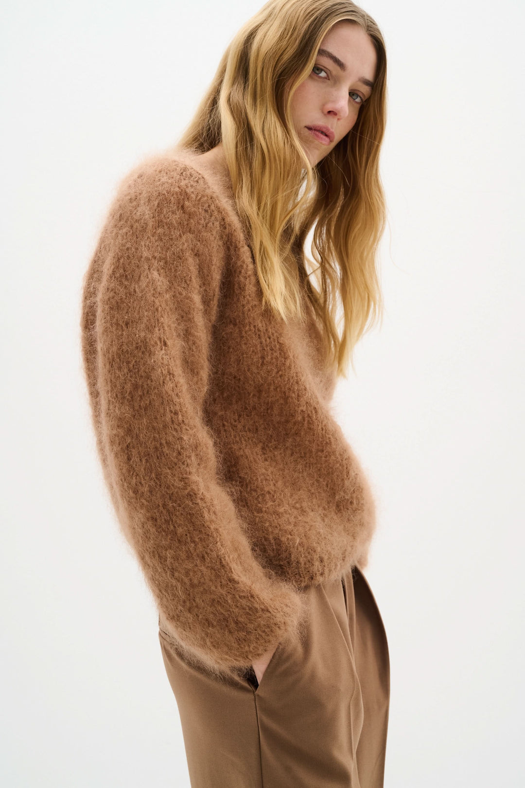 Chandail Jetra en maille duveteuse, coupe ample, texture cosy, porté avec pantalon beige.
