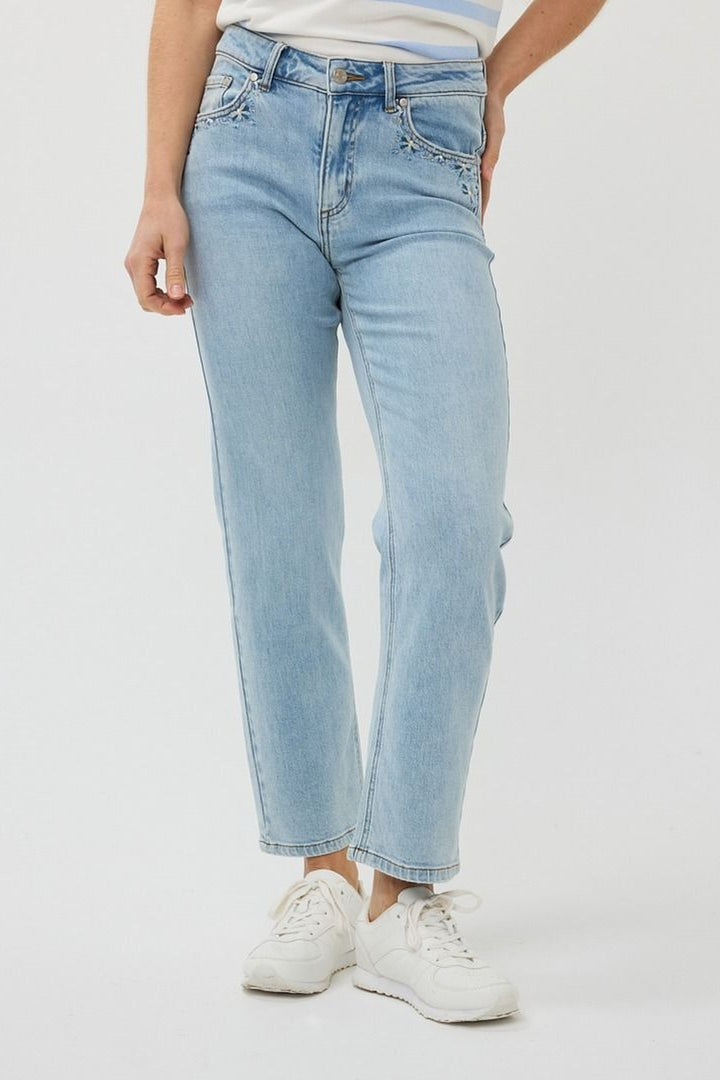 High-waisted jeans