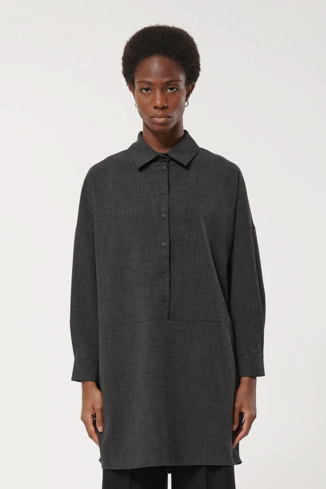 Robe à manches longues, coupe ample avec col classique. Élégante et polyvalente, facile à superposer pour une touche moderne.