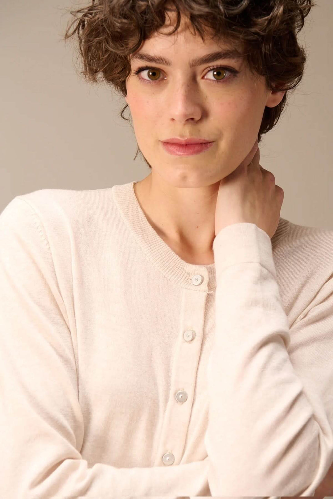 Cardigan tricot fin boutonné col rond