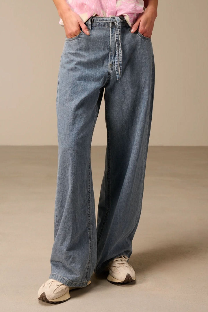 Jean à jambe large avec ceinture à nouer