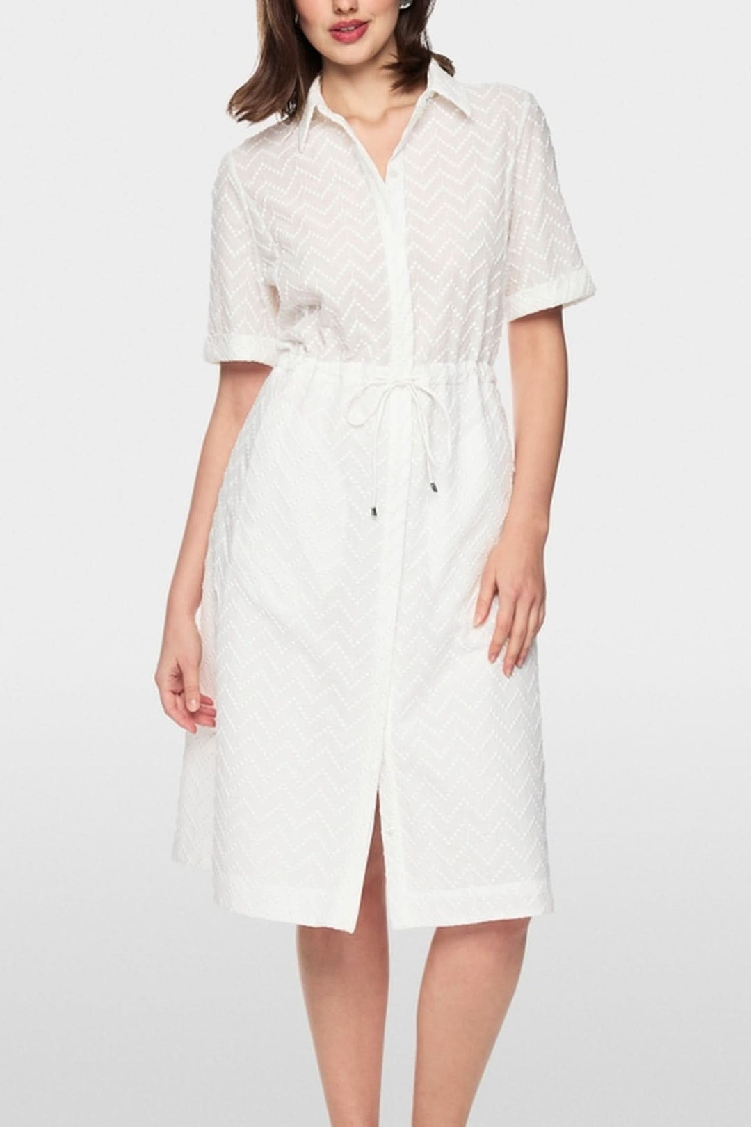 Robe en coton avec cordon, idéale pour un look élégant et structuré, parfaite pour le bureau ou une sortie estivale.