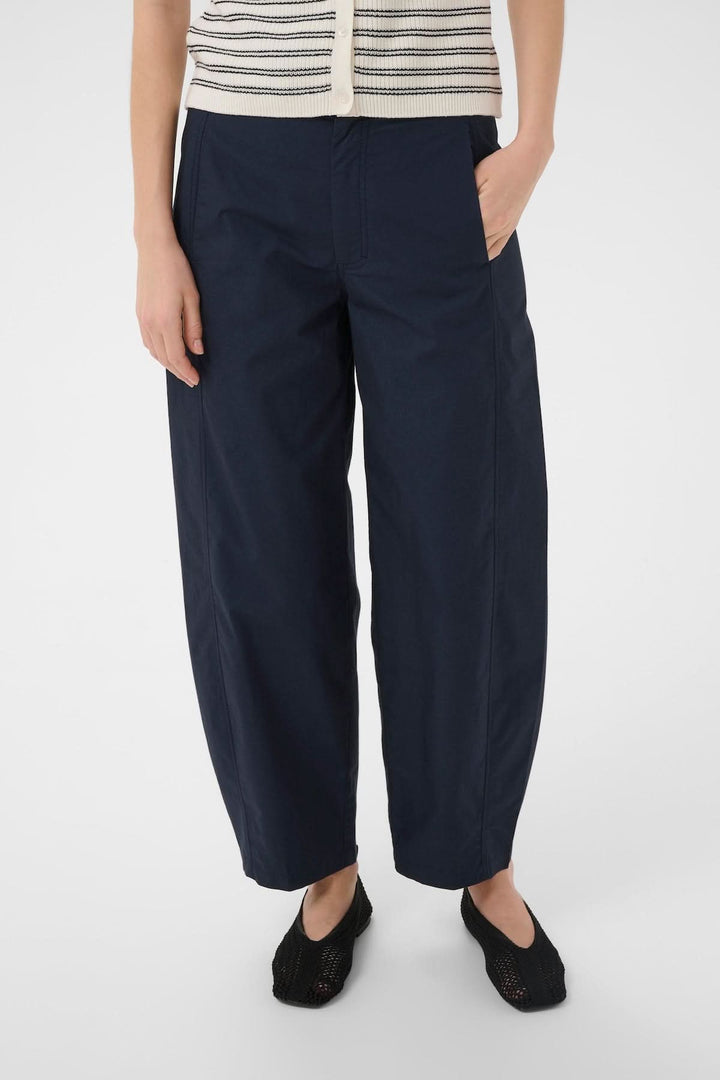 Pantalon Atimas, large silhouette contemporaine, coupe ample, couleur sombre, poches latérales, élégant et confortable, longueur cheville.