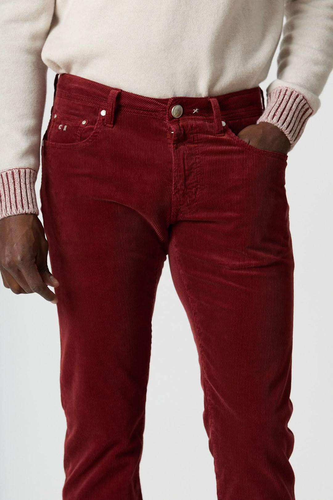 Pantalon en velours côtelé cinq poches Michelangelo en rouge, coupe regular slim pour un style casual chic et élégant.