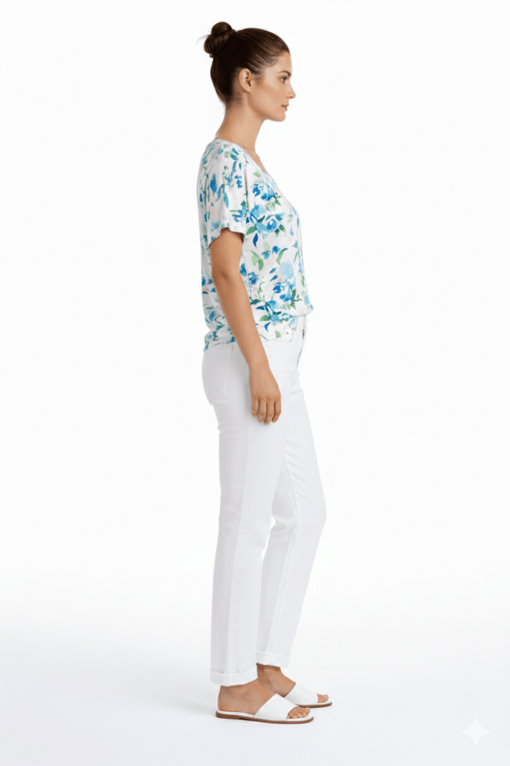 Femme portant des jeans coupe droite blancs, longueur écourtée et taille mi-haute, style polyvalent moderne.