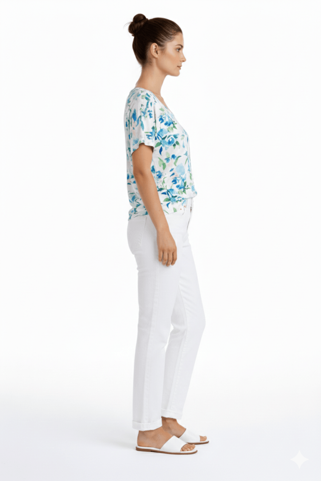 Femme portant des jeans coupe droite blancs, longueur écourtée et taille mi-haute, style polyvalent moderne.