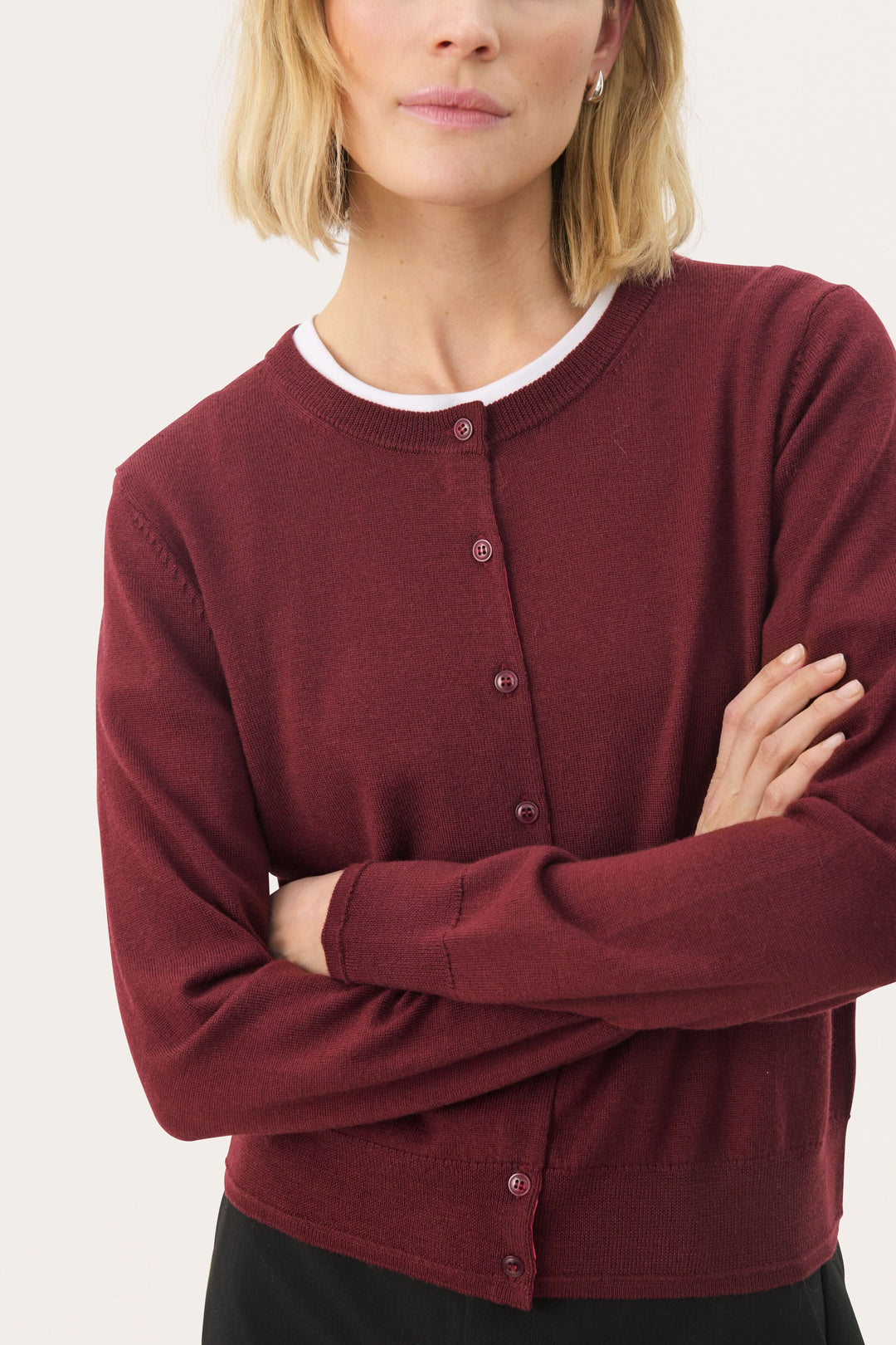 Cardigan Noelani en laine douce, encolure ronde, finition côtelée, couleur bordeaux, look élégant et décontracté.