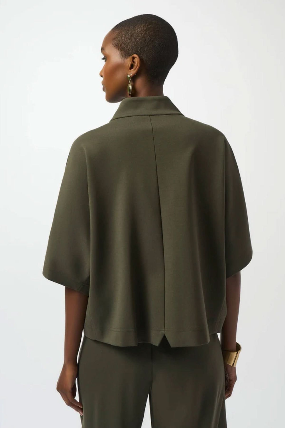 Veste style cape olive, avec col drapé et coupe ample, vue arrière, élégante et contemporaine.