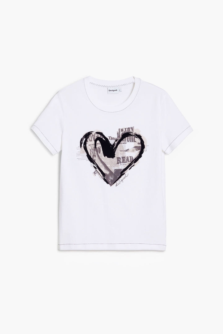 T-shirt blanc à manches courtes avec un visuel de cœur en collage artistique.