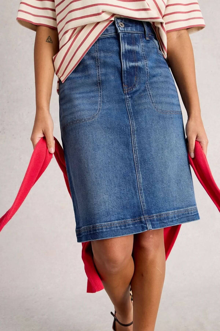 Jupe en denim bleu classique avec taille haute, coupe droite et style polyvalent, idéale pour un look casual chic.