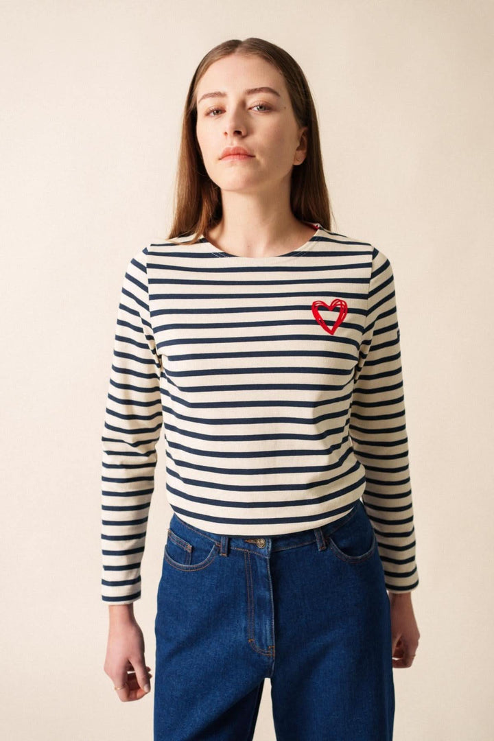 Chandail MERID'AMOUR à rayures avec cœur en velours et logo brodé, style décontracté et féminin.
