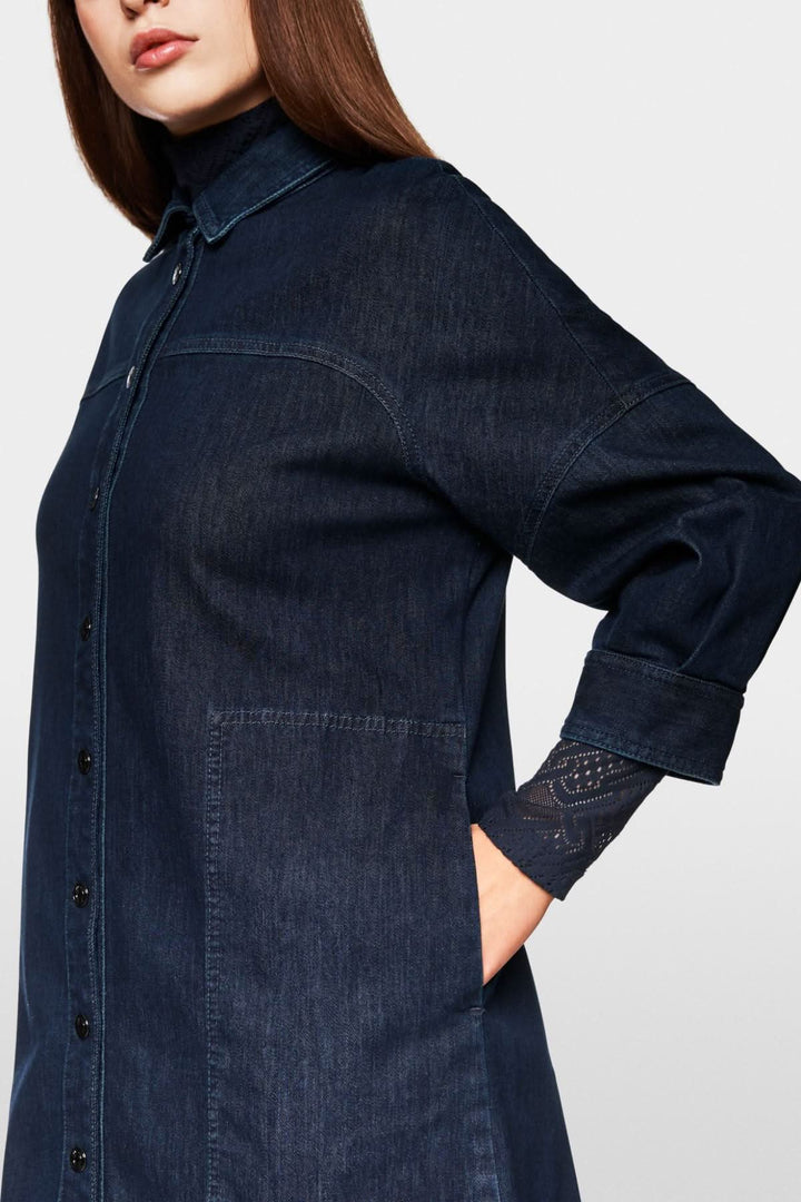Robe en jean trapèze avec manches bouffantes, col chemise et patte boutonnée, couleur denim foncé.
