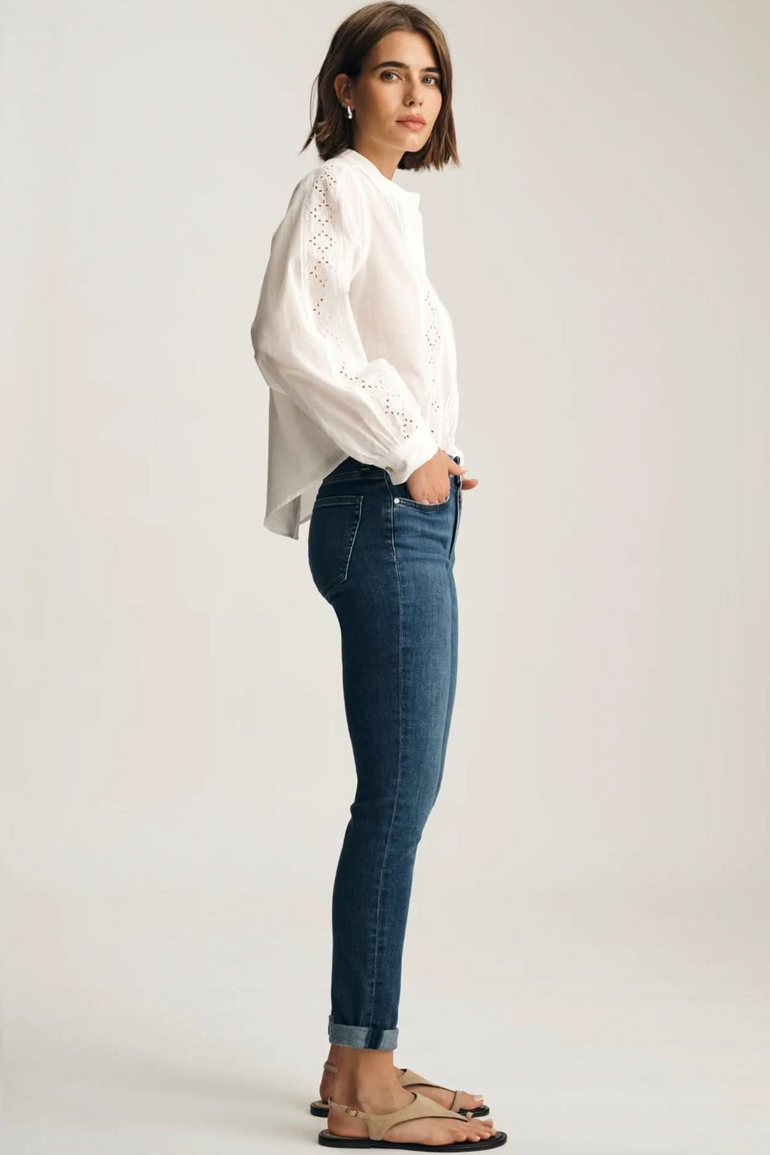 Femme portant des Jeans Kathleen coupe ajustée longueur cheville en position debout, style moderne et intemporel.