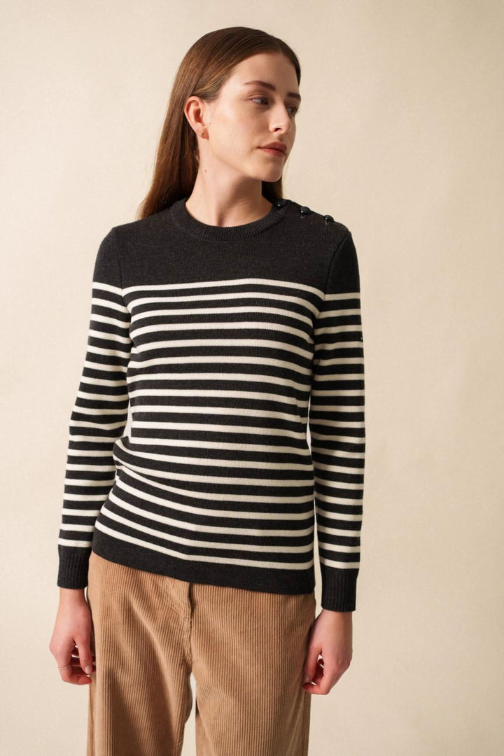 Chandail Rochefort R F en pure laine mérinos avec détails marins revisités et patte de boutonnage élégante.