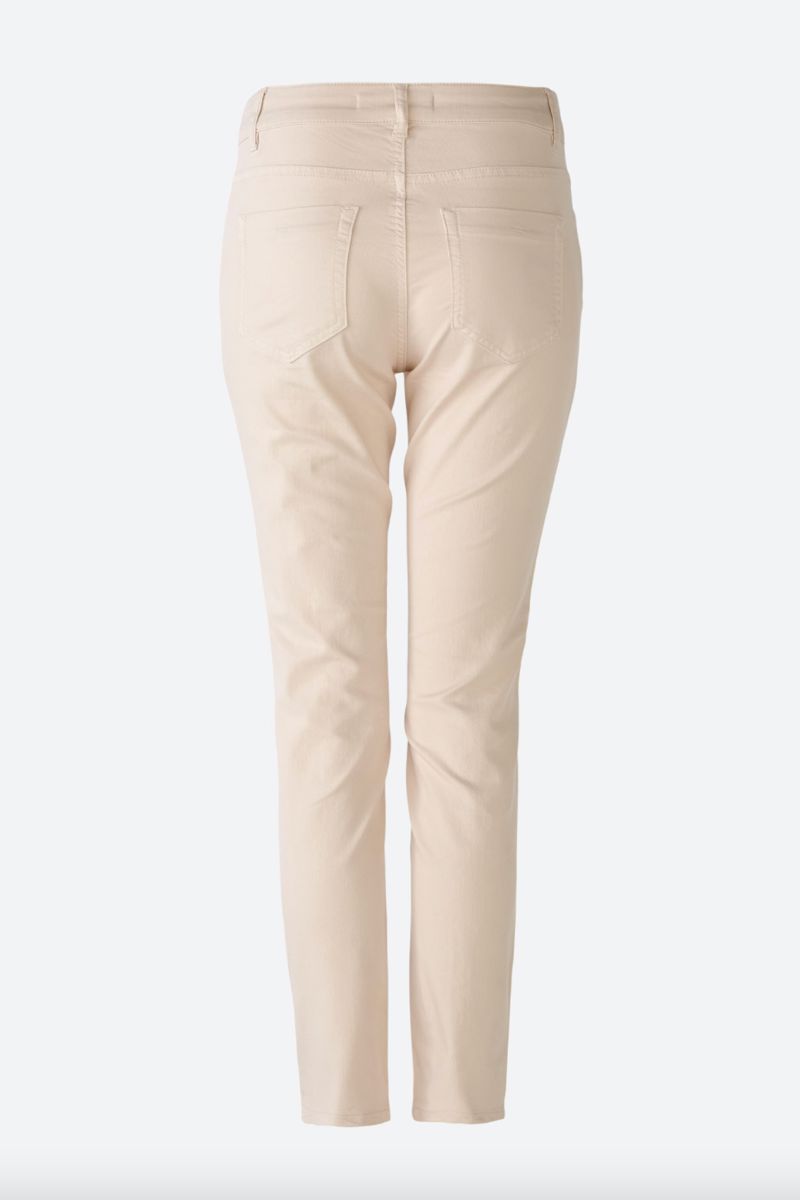 Pantalon ajusté beige vue arrière, avec coupe moderne et poches pratiques.