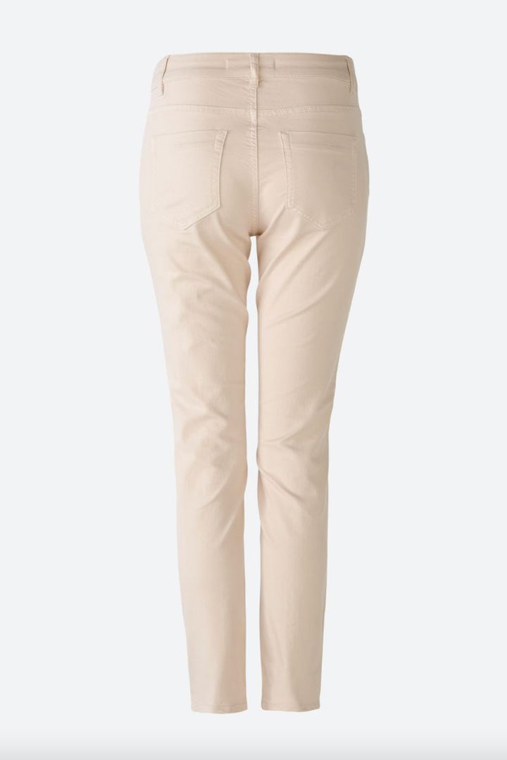 Pantalon ajusté beige vue arrière, avec coupe moderne et poches pratiques.