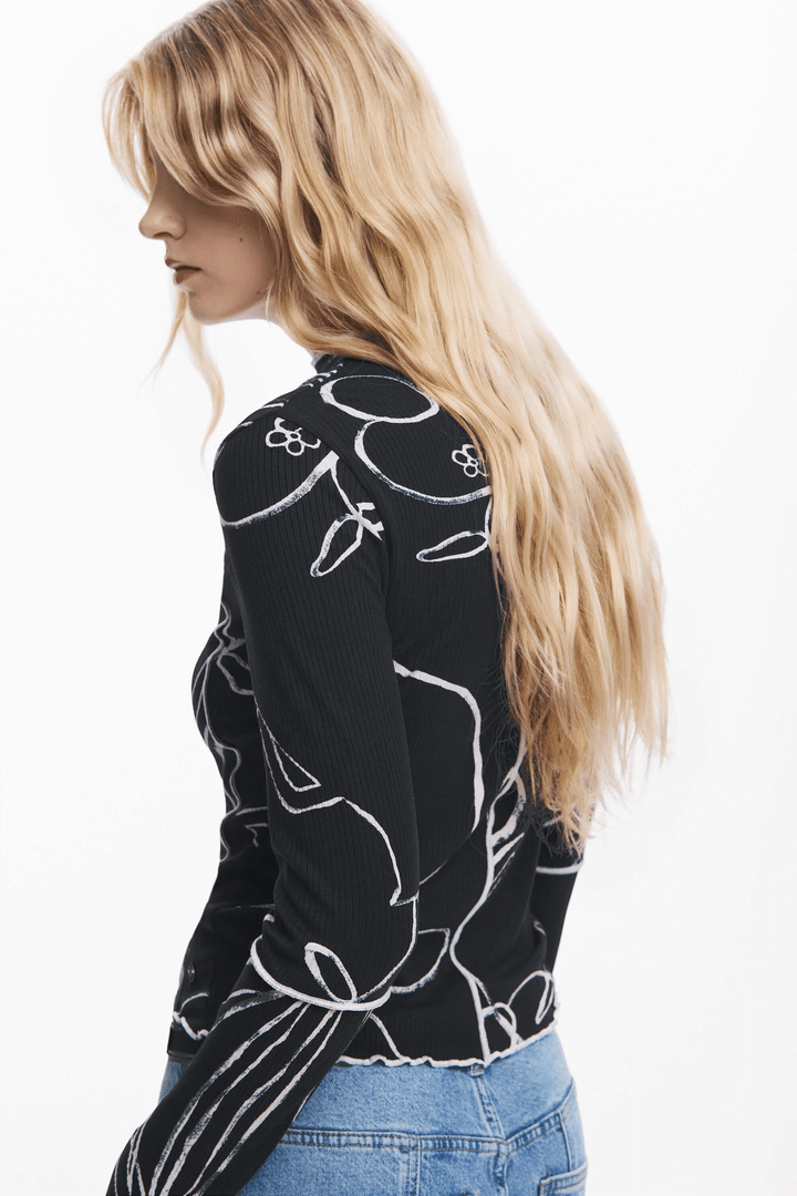 T-shirt silhouettes vases à manches longues avec imprimé artistique et coutures contrastantes pour un style urbain audacieux.