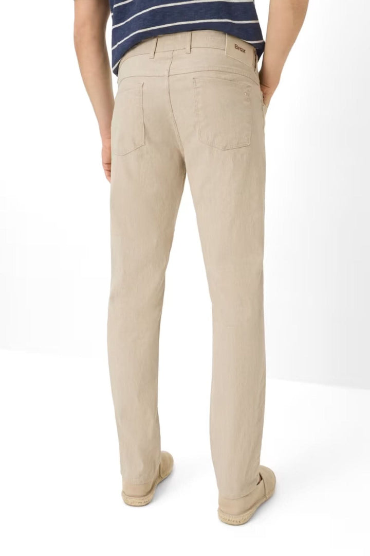 Pantalon style CHUCKL homme en beige coupe droite, longueur cheville, avec ourlet retroussé, vue de dos.