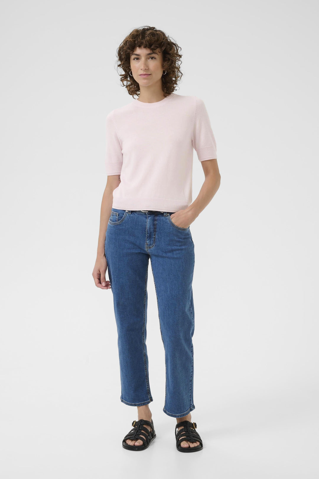 Chandail Natanya en tricot léger rose à manches courtes porté avec un jean bleu, pour un look élégant et décontracté.