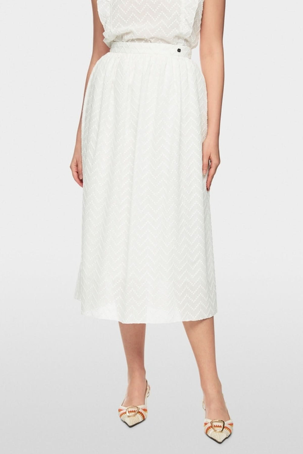 Jupe midi texturée blanche plissée en coton mélangé avec poches latérales et fermeture éclair, élégante et féminine.