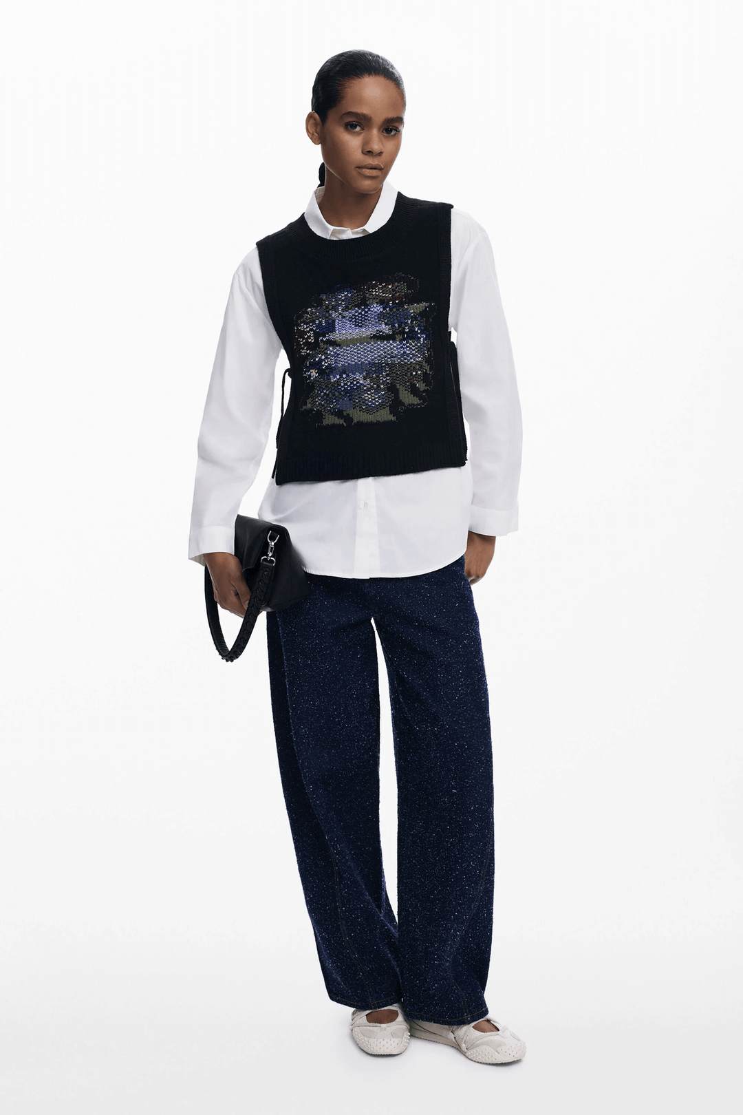 Femme portant une Chemise 2 en 1 avec chandail intégré, style moderne et raffiné.