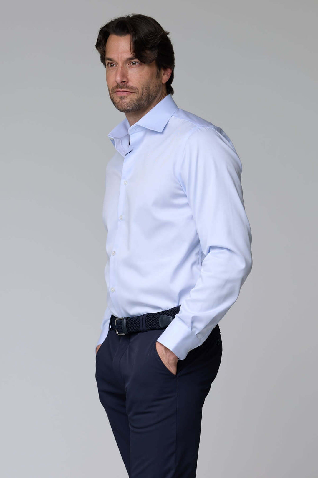 Homme portant une chemise habillée satinée à manches longues, offrant un look élégant et raffiné. Décris-moi le produit en français.