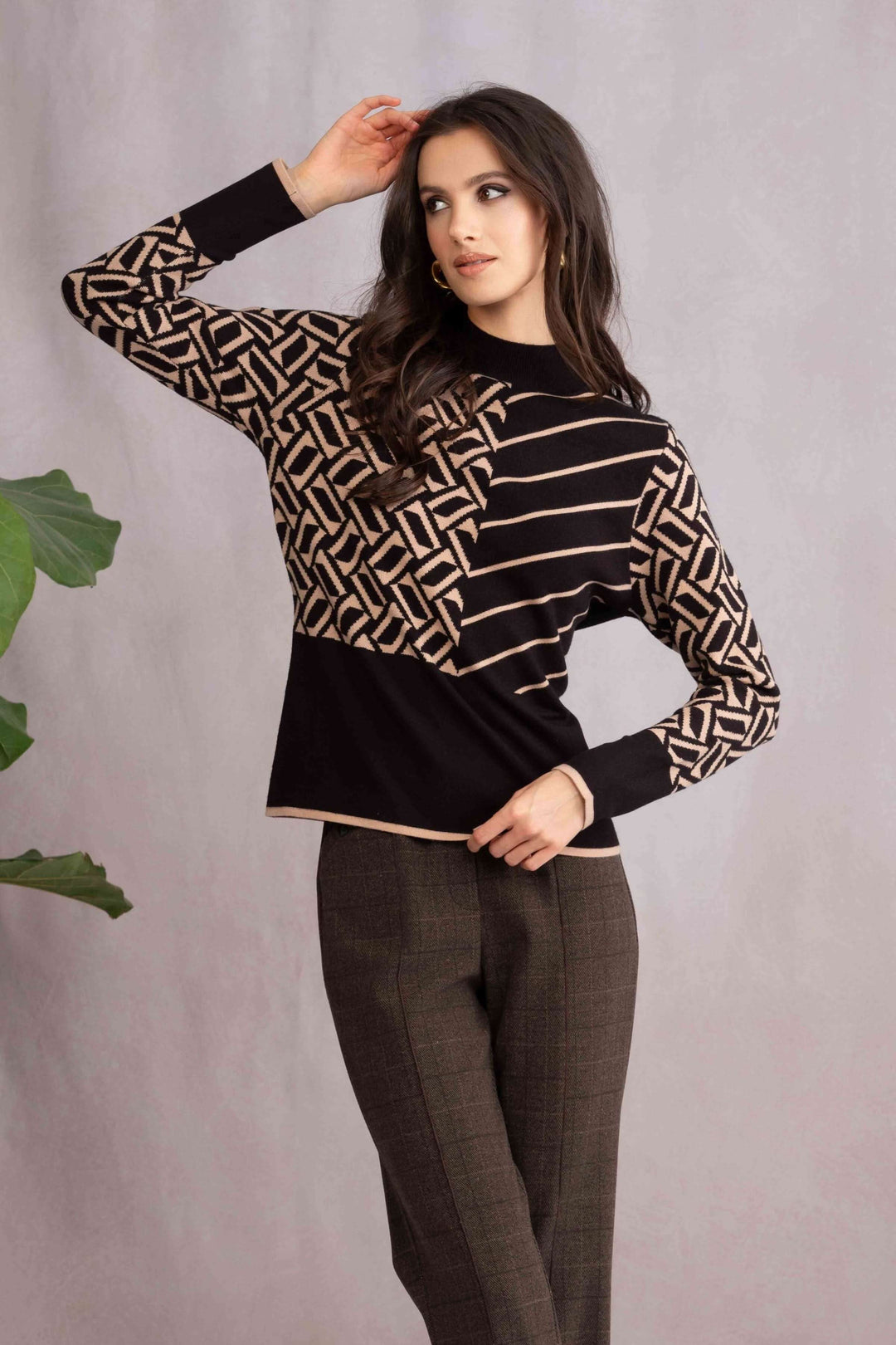 Chandail à motifs géométriques modernes, combinant confort et élégance dans un style sophistiqué.