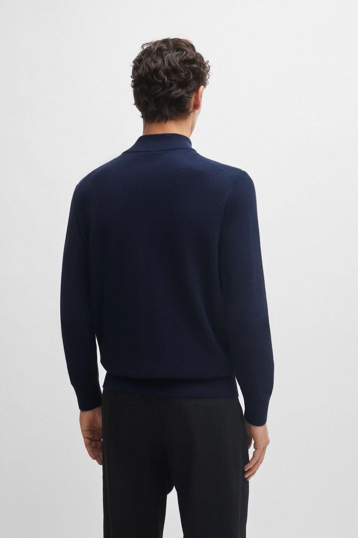 Knitted cardigan with closure