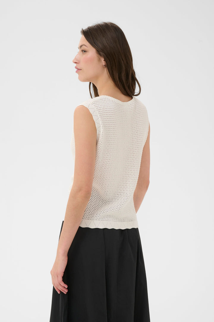 Haut en maille ajourée Bolissa sans manches avec encolure en V, porté avec style simple et raffiné